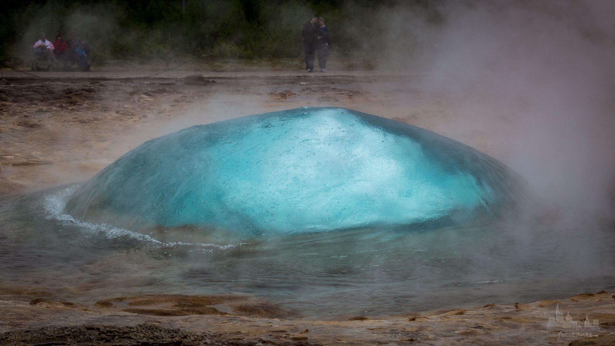 Гейзер под водой. Гейзер Строккюр (Strokkur) в Исландии. Большой Гейзер в Исландии. Долина гейзеров, Камчатка. Гейзеры на Камчатке.