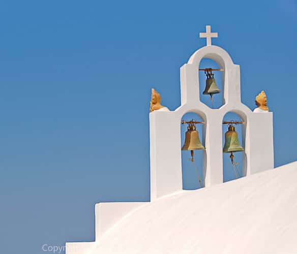 kleine weiße Kirche auf Santorini