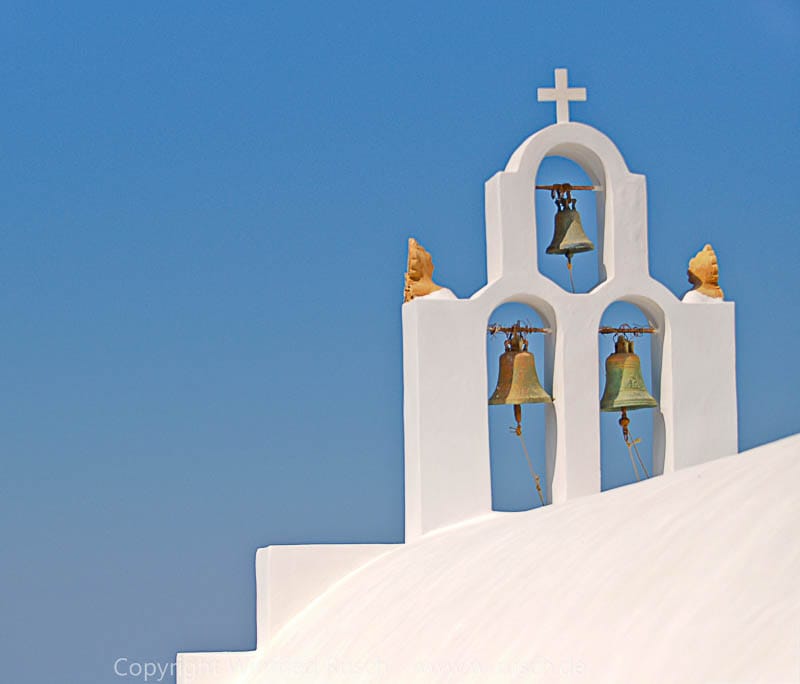 kleine weiße Kirche auf Santorini, Greece