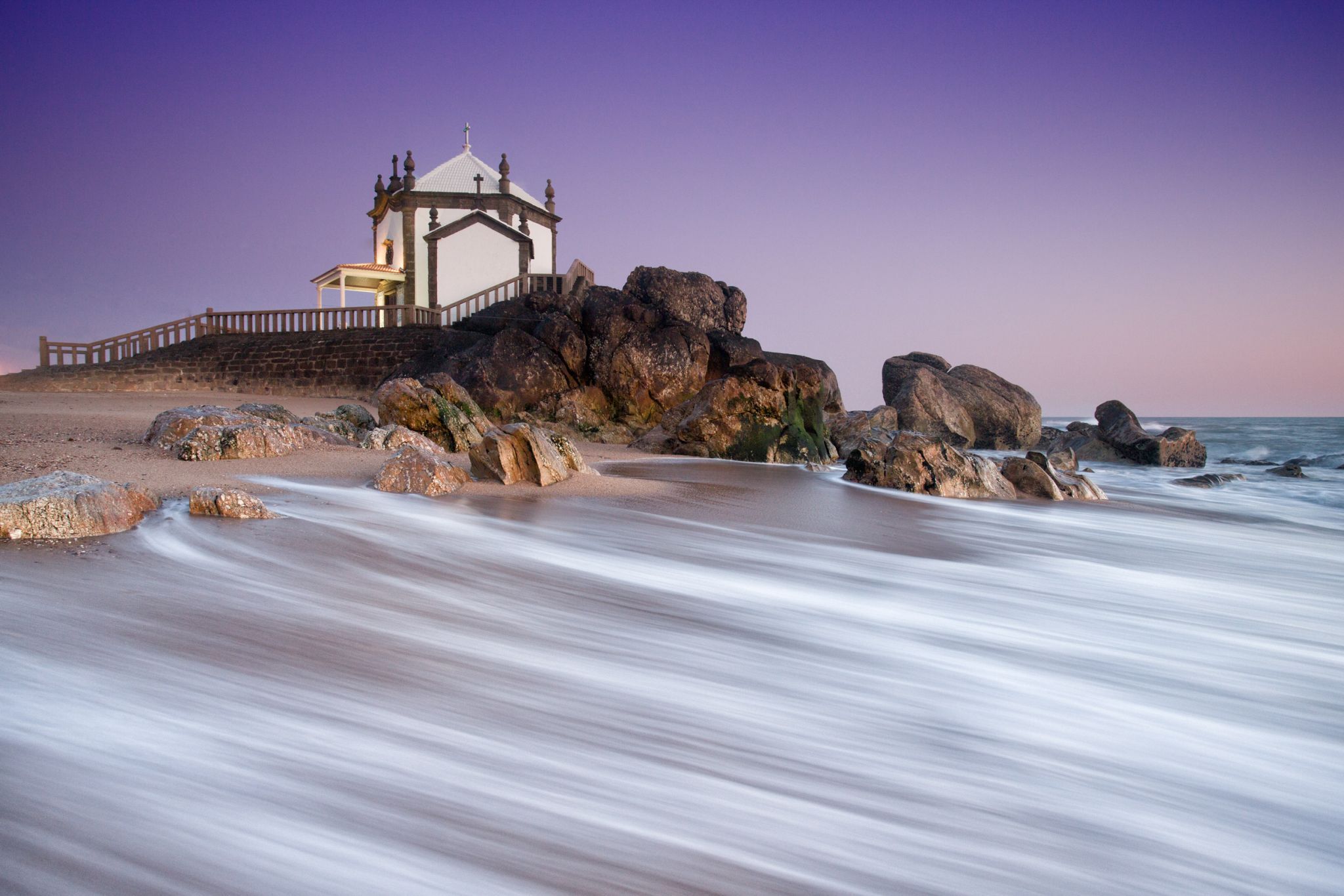 Senhor da Pedra - White lines, Portugal