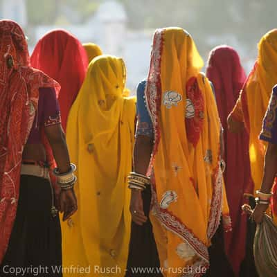 Inderinnen in bunten Saris, India