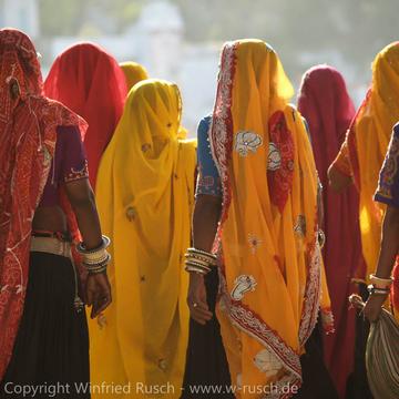 Inderinnen in bunten Saris, India