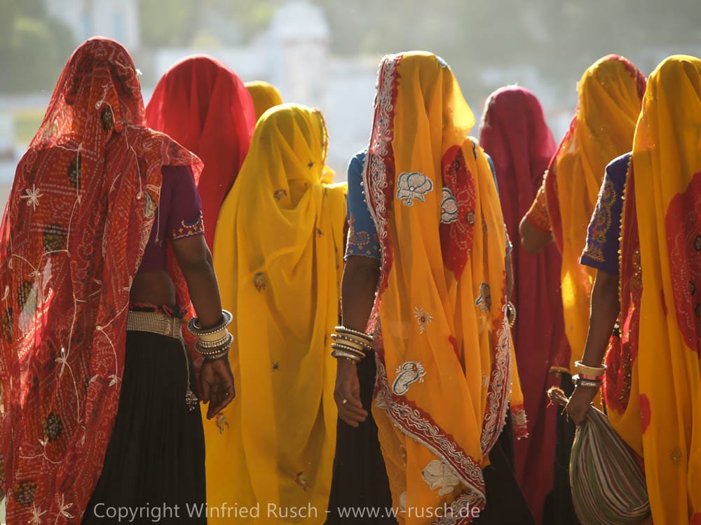 Inderinnen in bunten Saris, India