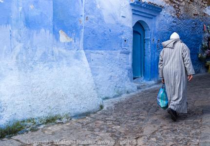 Marokkaner in der Medina von Chefchaouen