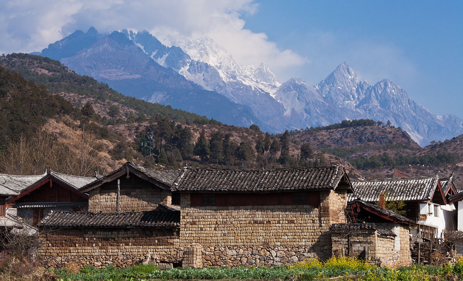 Baisha, am Fusse der Berge, China