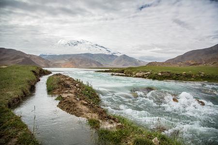 Gletscherfluss zum Karakulsee