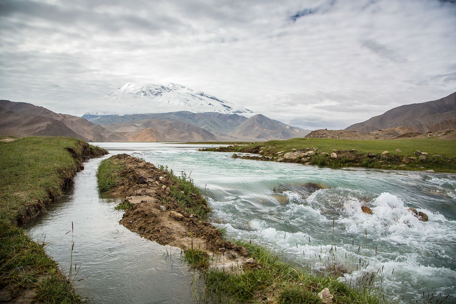 Gletscherfluss zum Karakulsee, Tajikistan