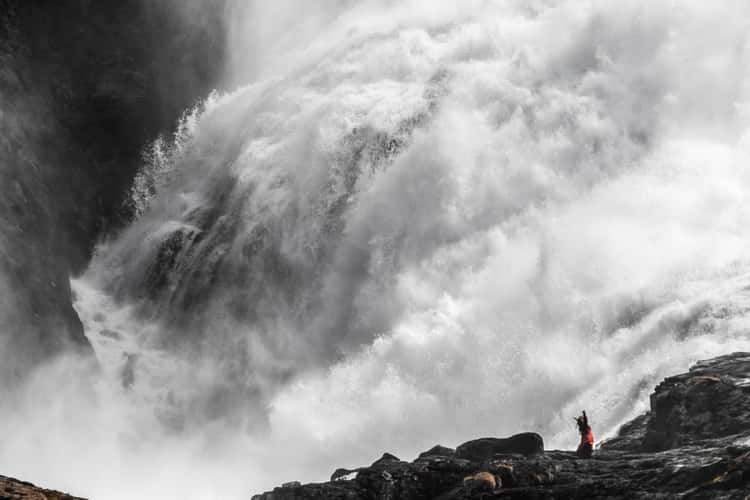 Huldra singing in front of Kjossfossen