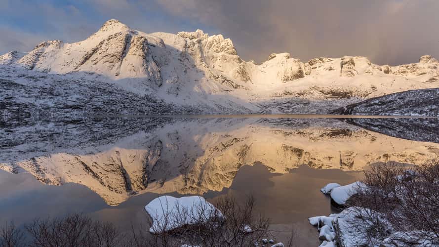 Storvatnet close to Nusfjord at dawn
