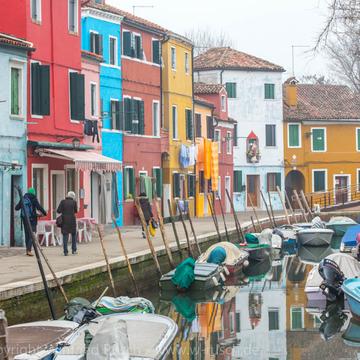 Kanal mit bunten Häusern, Italy