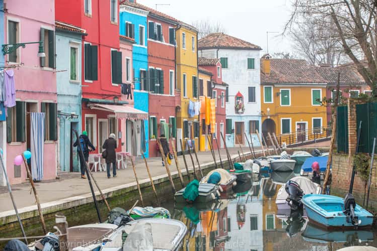 Kanal mit bunten Häusern