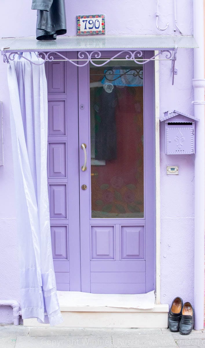 lila Haustüre, Italy