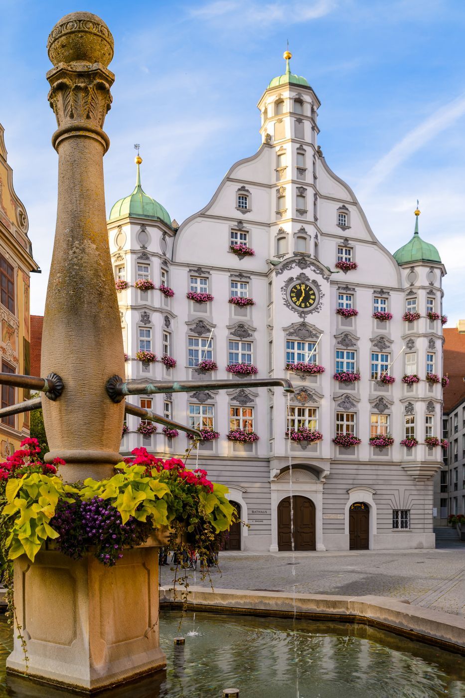 Memmingen Marktplatz mit dem Rathaus und Steuerhaus, Germany