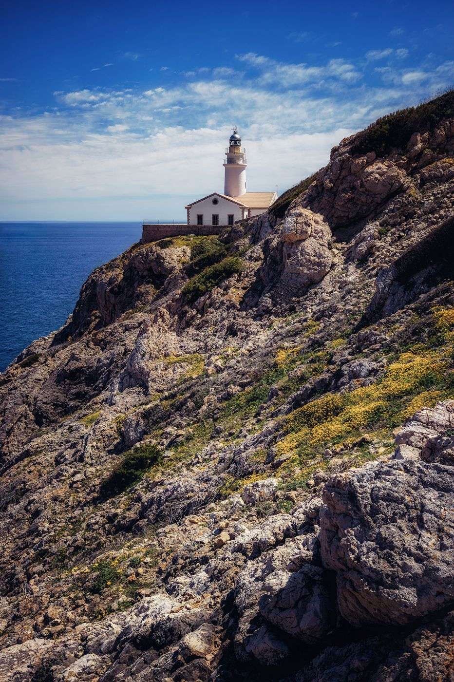 There were a lot of people standing right in front of this beautiful lighthouse at Punta de Capdepera, Mallorca. By simply changing the perspective all of them are hidden and the photo looks even better than my initial shot from the street.