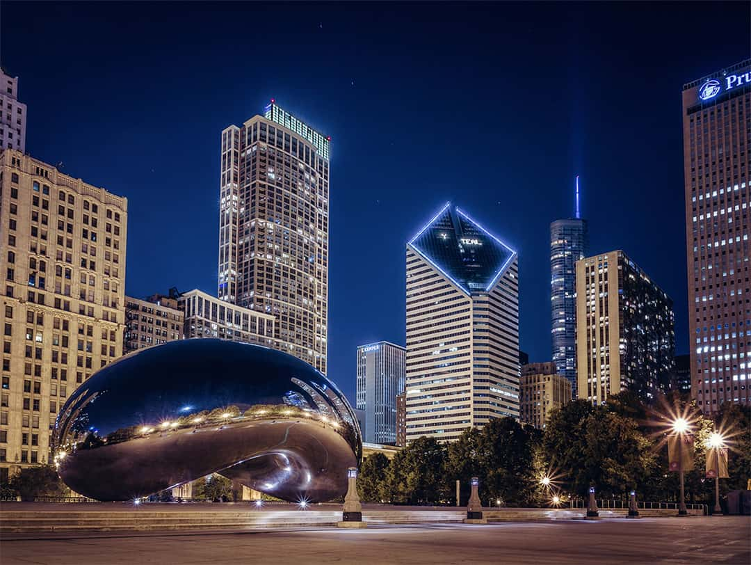 The area around the Cloud Gate in Chicago is usually full of people and around 100 or even more ran through this photo. I should have been there during an uncomfortable time, which would have saved me hours of work in post processing.