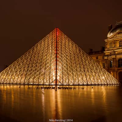 Pyramide du Louvre, France