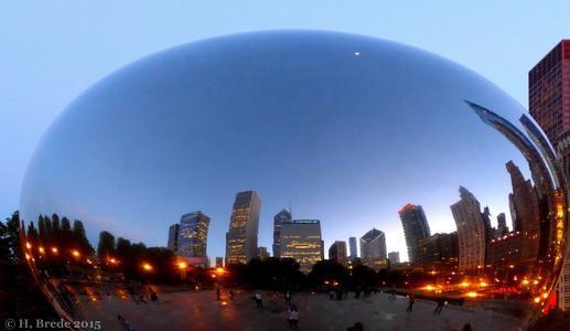 Chicago in the mirror of the Cloud Gate