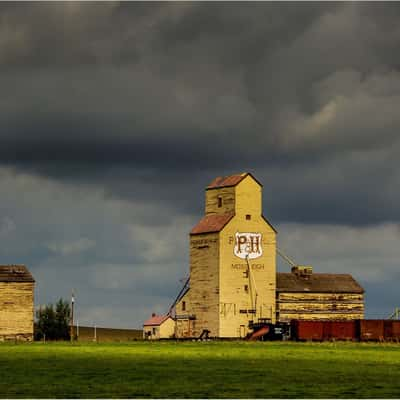 Grain elevators, Mossleigh, Canada