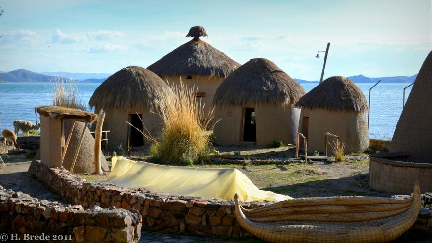 Reed huts at Lake Titicaca