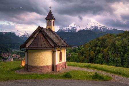 Lockstein chapel in front of Watzmann (Berchtesgaden)