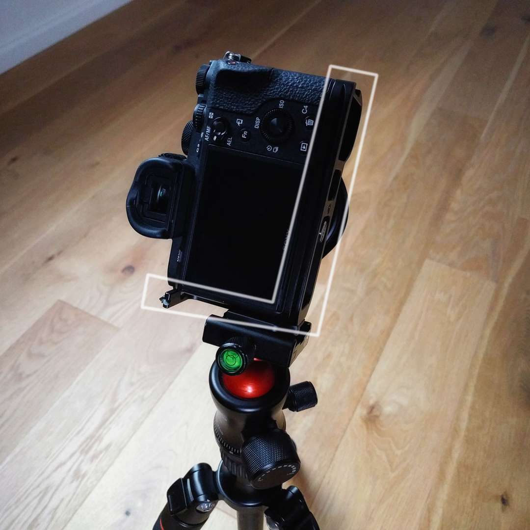 The L-Bracket (surrounded by the white border) is fixed at the bottom of the camera, making it possible to use your camera in portrait orientation without changing the position of your ball head.