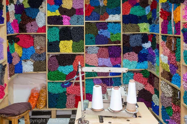 bunte Garne in einem Geschäft in Essaouira