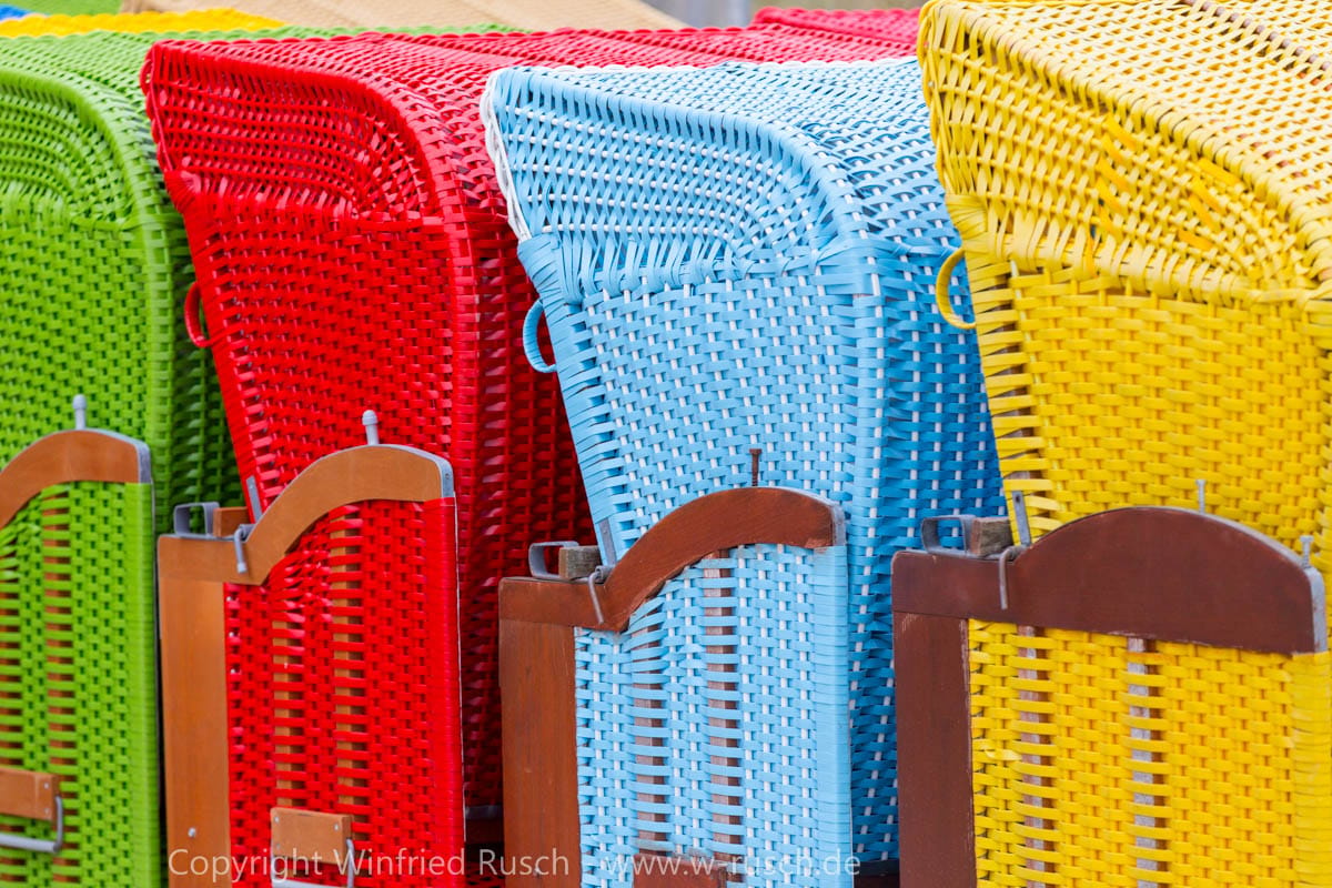 bunte Strandkörbe auf Helgoland, Germany