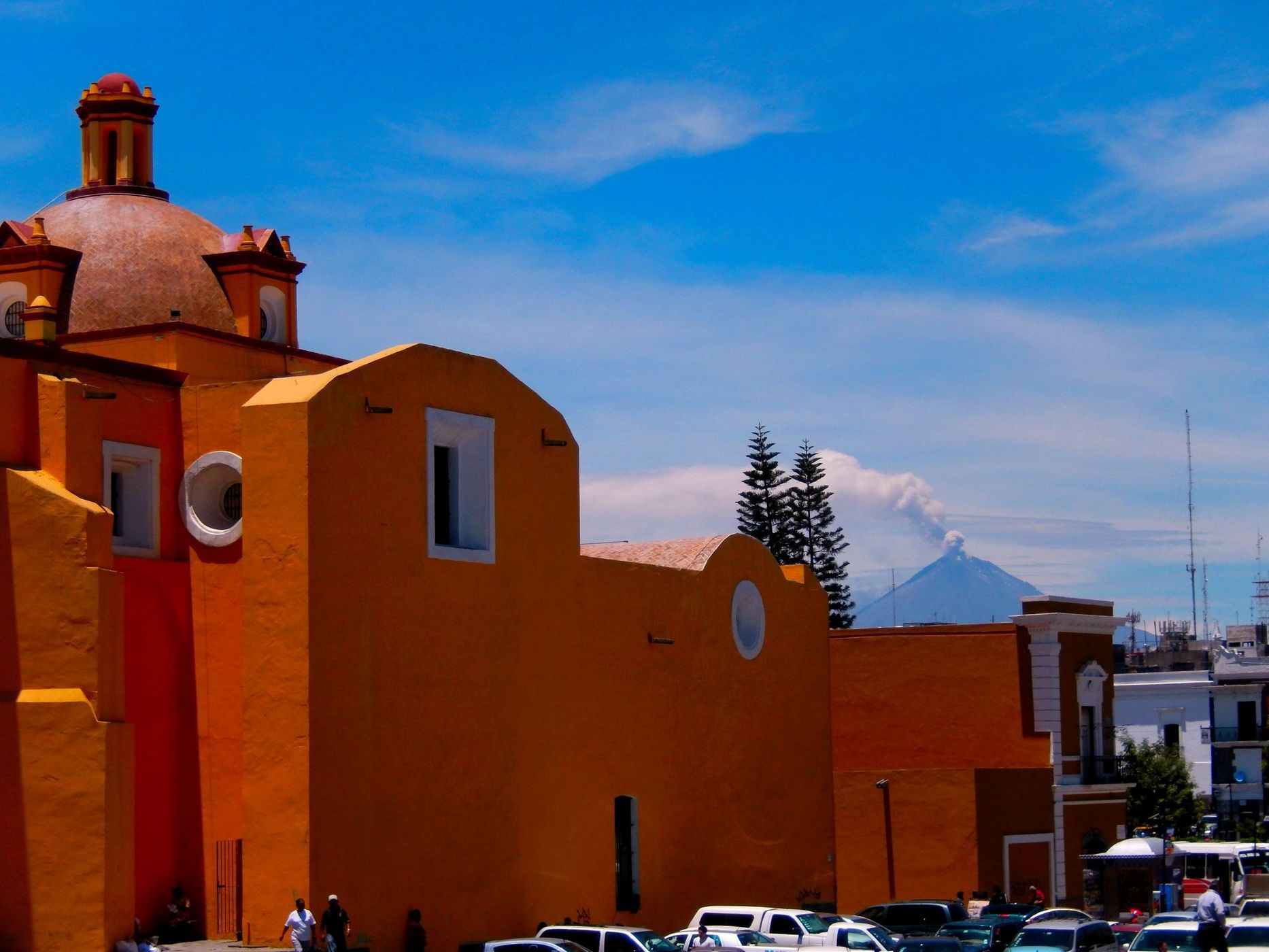 Templo de San Francisco de Asis & Volcano Popocatepetl, Mexico