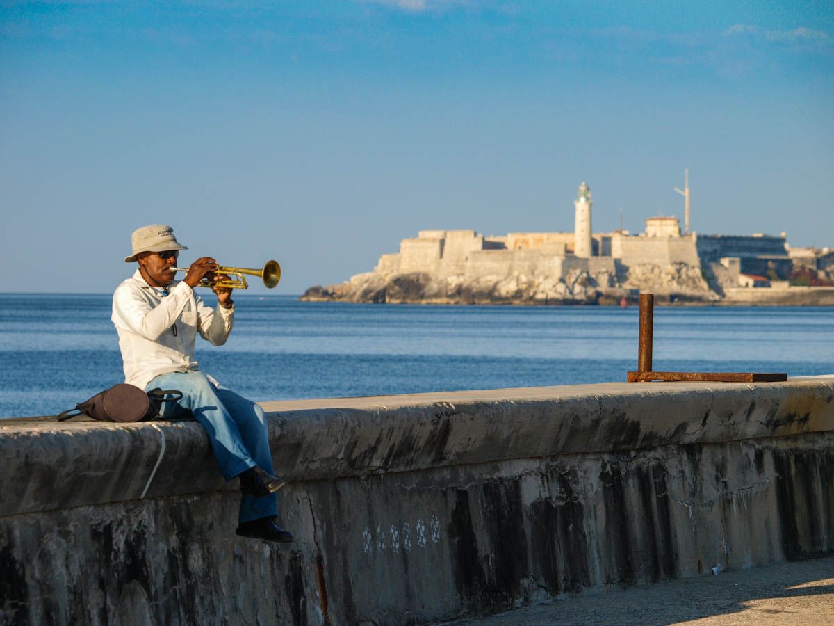 Trompeter am Malecon, Cuba