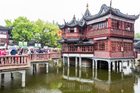 Zig-zag bridge with the Huxinting teahouse