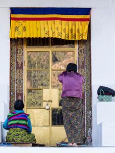 alte Frauen beten am Nationaldenkmal in Thimpu