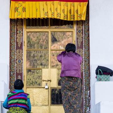 alte Frauen beten am Nationaldenkmal in Thimpu, Bhutan
