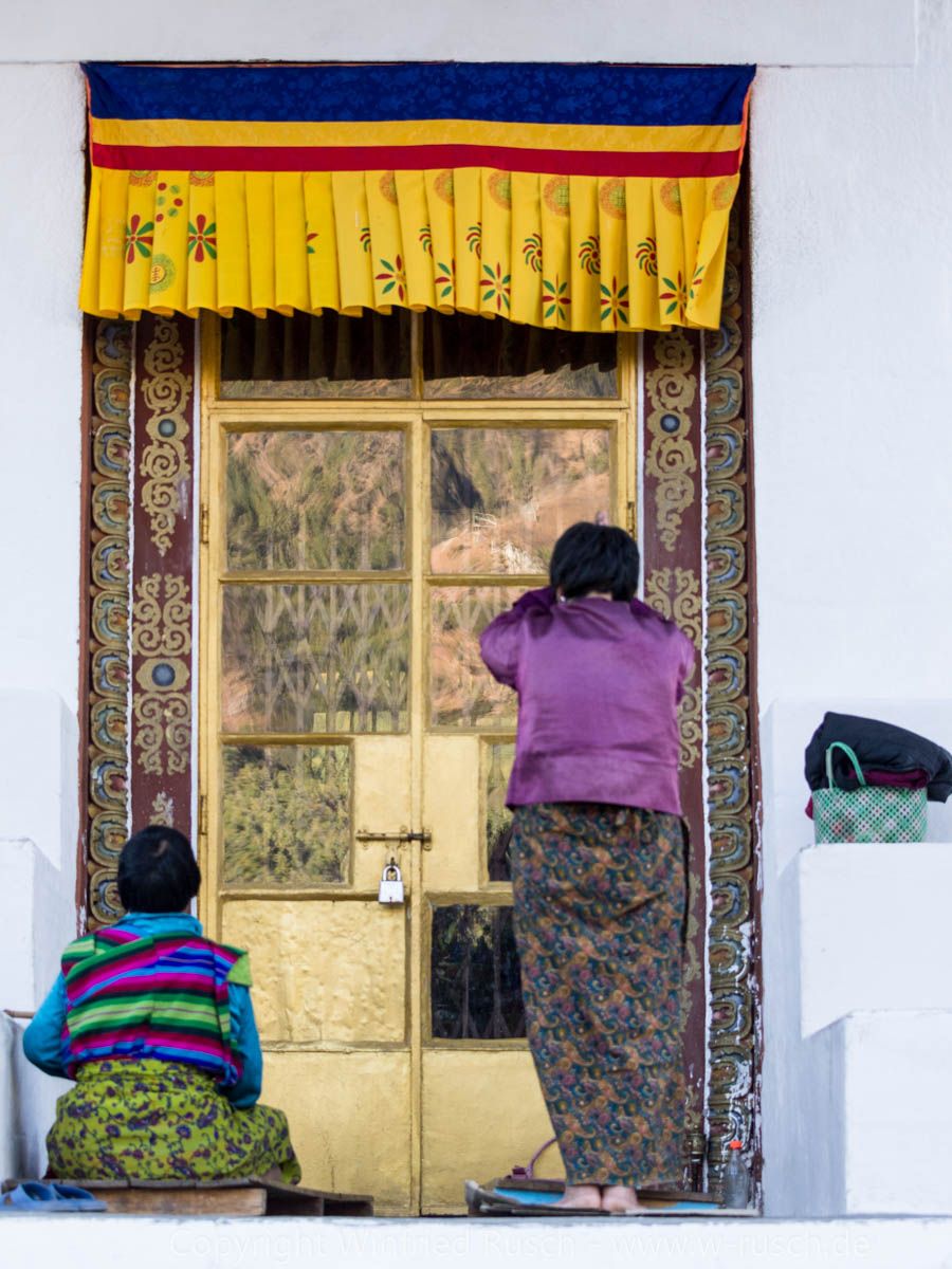 alte Frauen beten am Nationaldenkmal in Thimpu, Bhutan