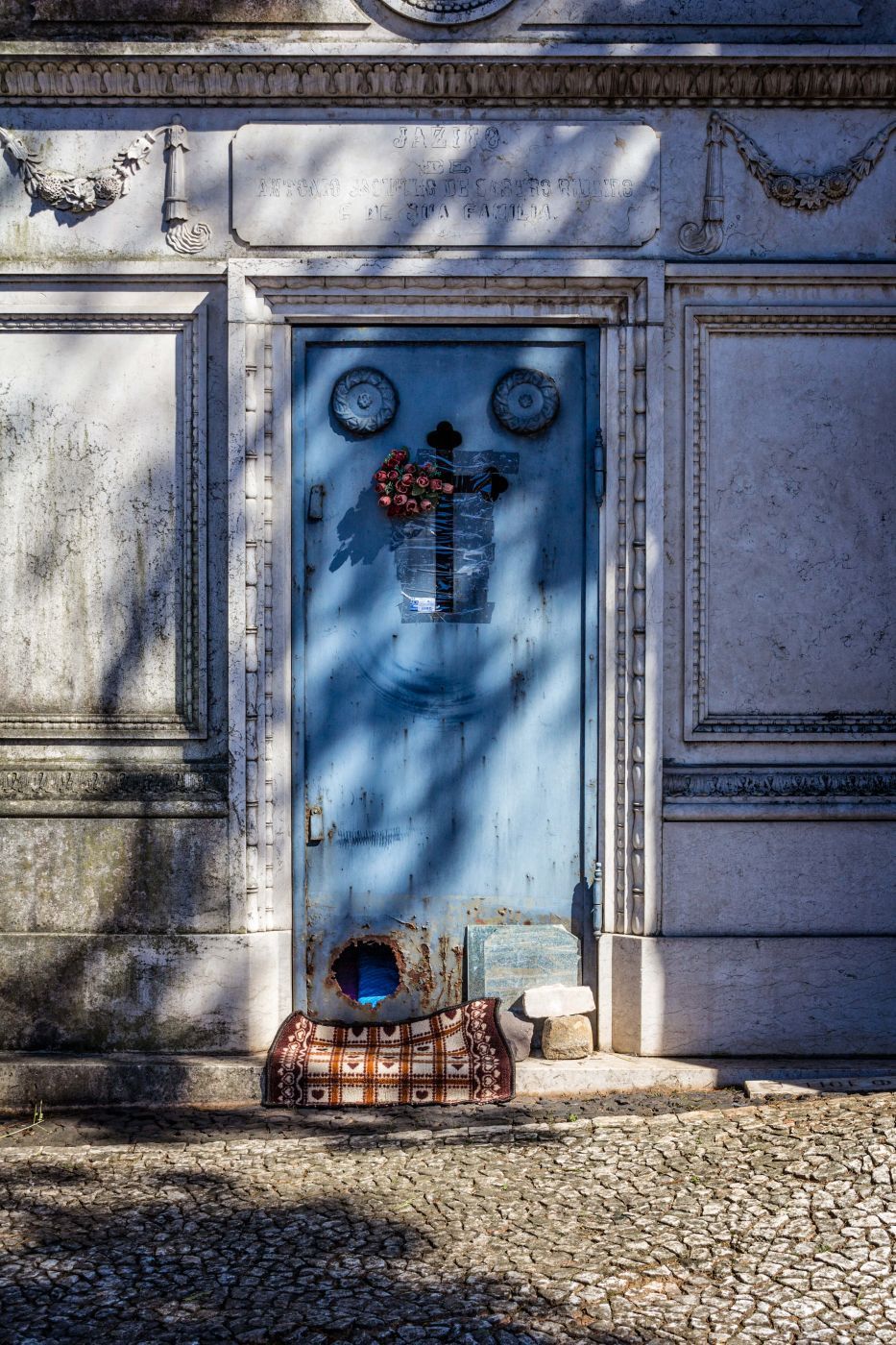 Cemitério dos Prazeres cat flap, Portugal