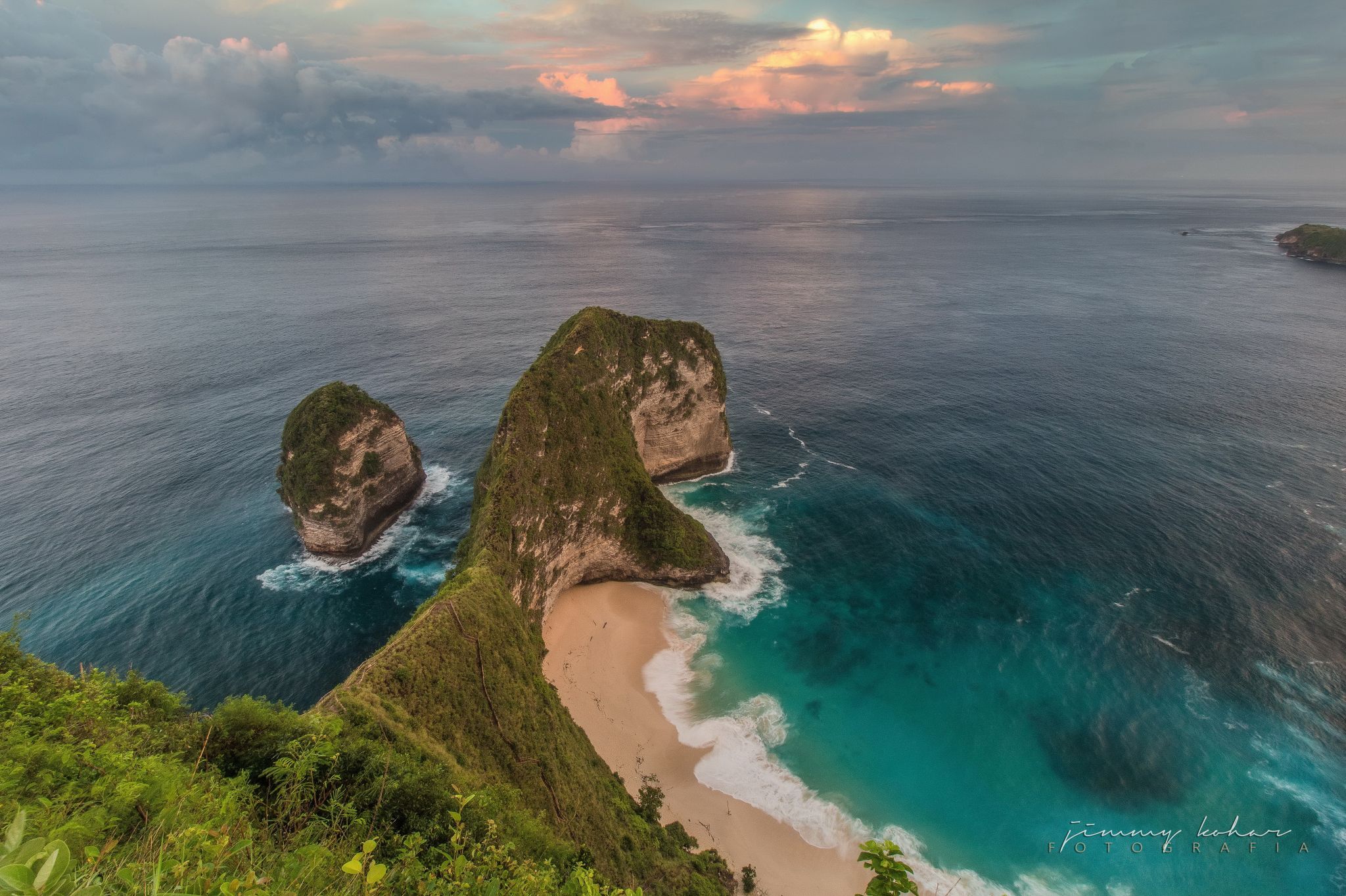 Kelingking Beach Cliff, Bali, Indonesia