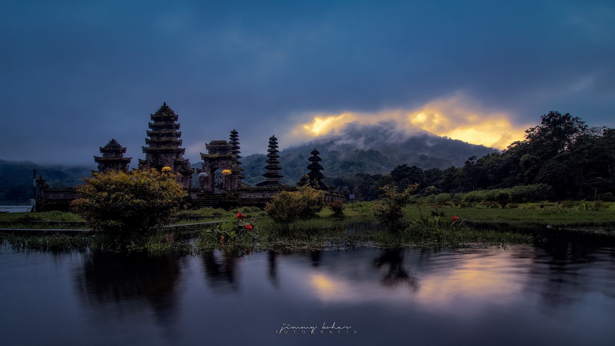 Pura Ulun Danu Tamblingan, Bali, Indonesia