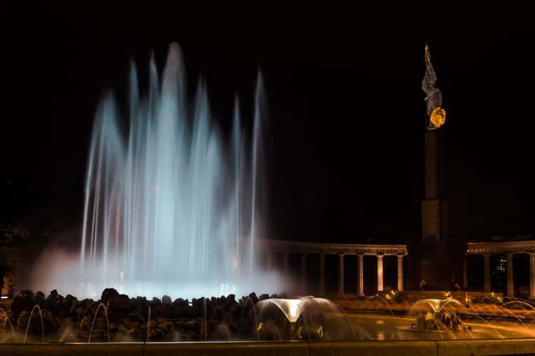 High-jet fountain, Schwarzenbergplatz, Vienna