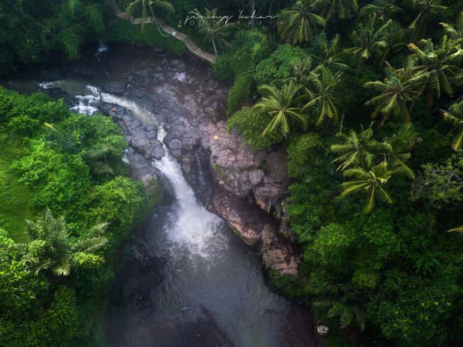Tegunungan Waterfall [drone]