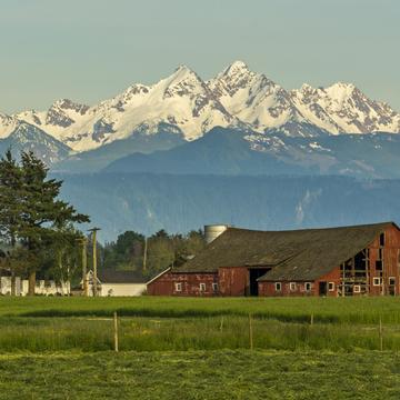 Abbot Barn and the Twin Sisters, USA