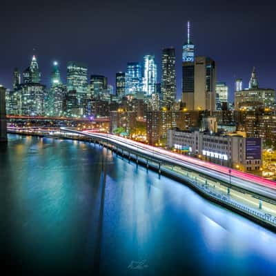 Manhattan from the pedestrians walkway on Manhattan Bridge, New York City, USA