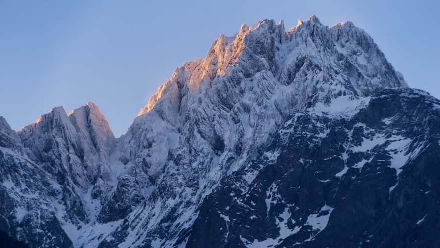 Along the Tiger leaping gorge