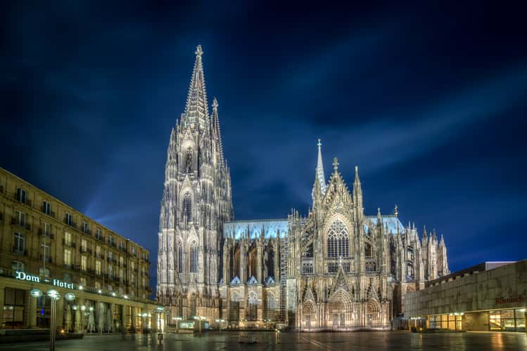 Roncalliplatz toward Cologne Cathedral