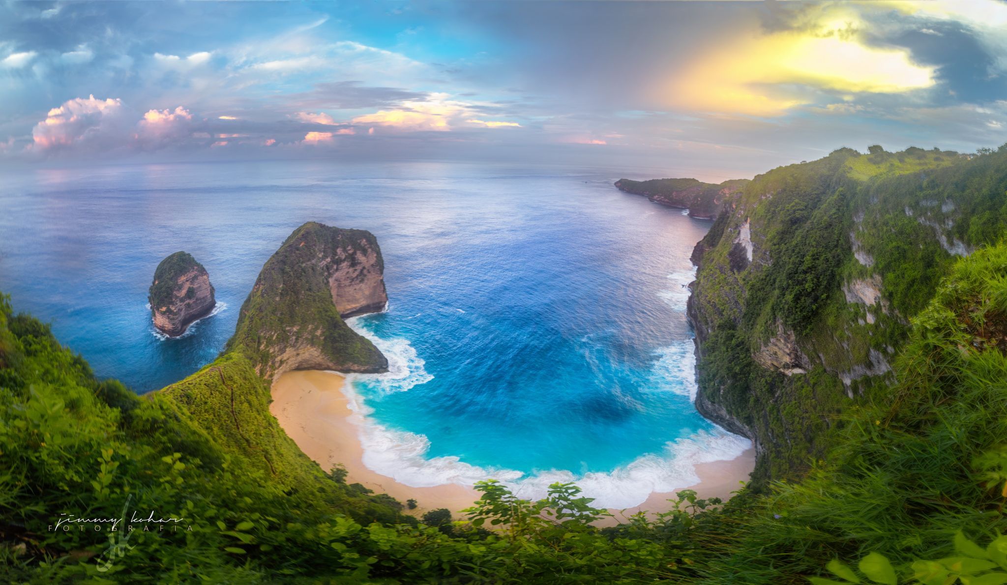 Kelingking Beach Cliff, Bali, Indonesia