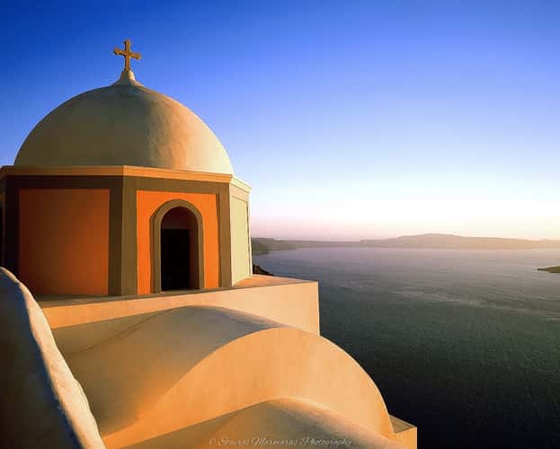 kleine weiße Kirche auf Santorini
