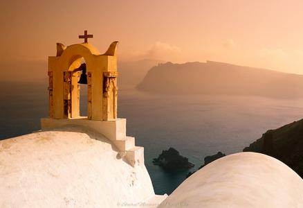 kleine weiße Kirche auf Santorini