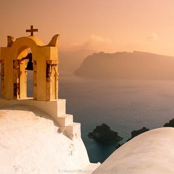 kleine weiße Kirche auf Santorini, Greece