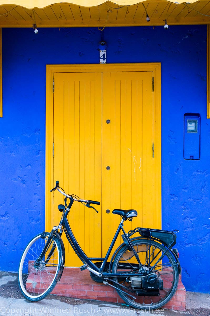 gelbe Tür in Asilah, Morocco