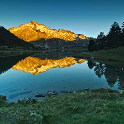 Neouvielle Aumar lake (eastern side), Pyrenees, France