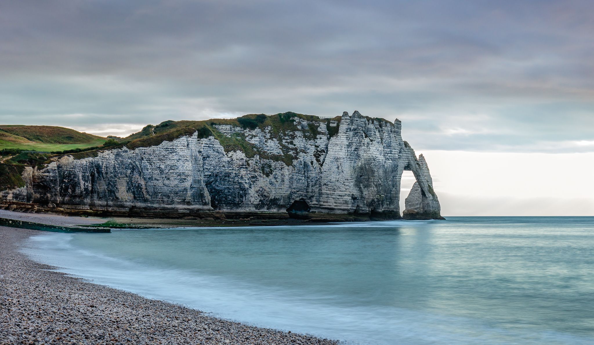 Porte d'Aval avec l'Aiguille à Étretat, France