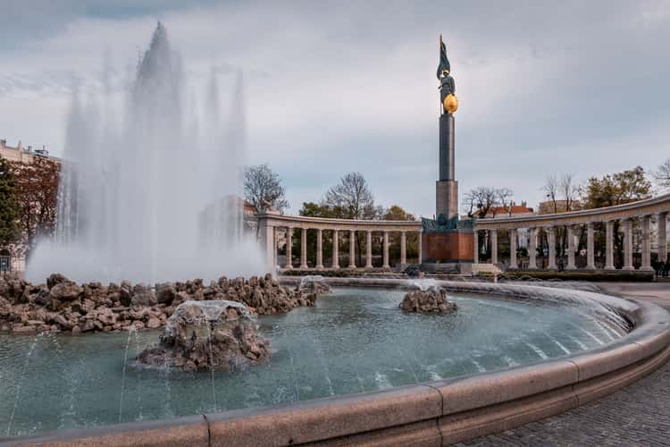 High-jet fountain, Schwarzenbergplatz, Vienna